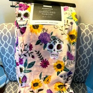NWT skull and flowers plush throw